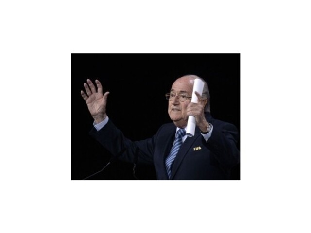 Blatter zostáva na čele FIFA, jeho vyzývateľ odstúpil
